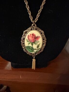 Vintage Style Gold-Tone Rose Pendant Necklace - Pink Rose